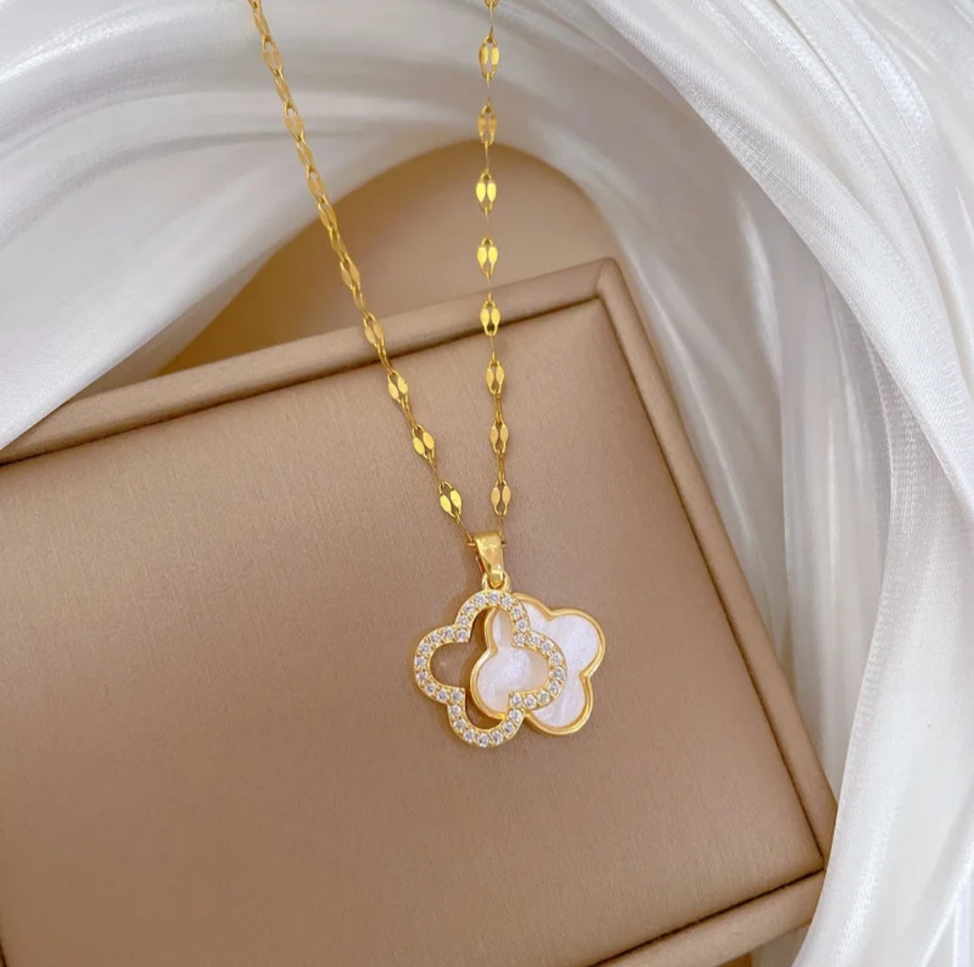 Shiny Diamond Black/White Clover Pendant Necklace 18K Gold Plated Fashion Jewelry Clavicle Chain Necklaces Women
